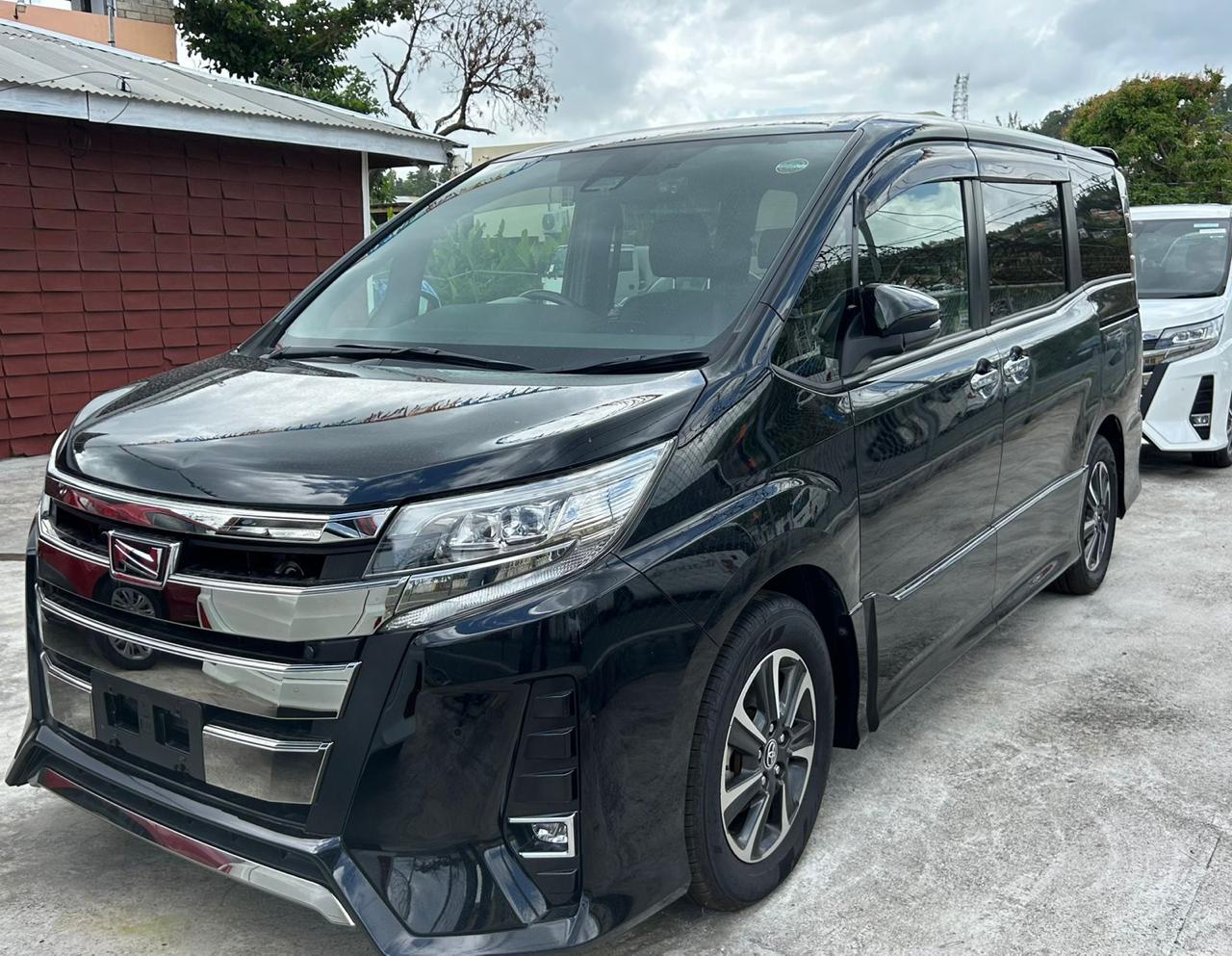 
								Toyota Noah WXB full									