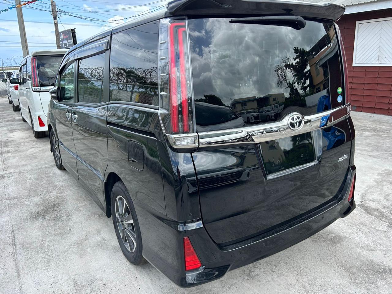 
								Toyota Noah WXB full									